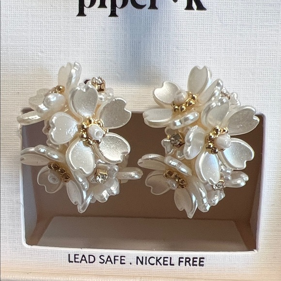 Piper K | Floral Hoop Earrings ✨ - Picture 6 of 7